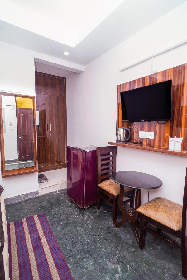 Golden Residency Hotel New Delhi Buitenkant foto